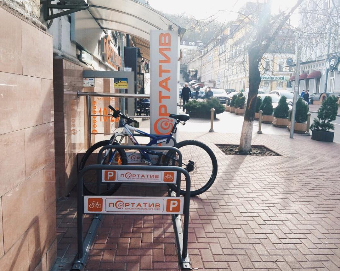 на подоле в киеве возле магазина портатив есть велопарковка, где можно оставить свой велосипед 