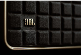 Огляд JBL Authentics 500. Передові технології в ретро упаковці