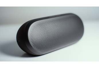 Огляд Harman Kardon Luna 2. Найкраща у своєму розмірі?