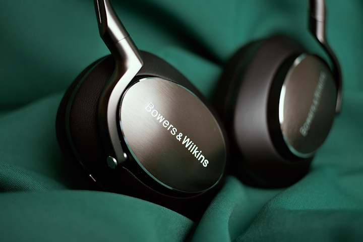 Огляд Bowers & Wilkins PX8. Преміальна Якість та Комфорт