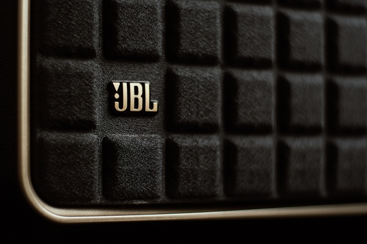 Огляд JBL Authentics 500. Передові технології в ретро упаковці