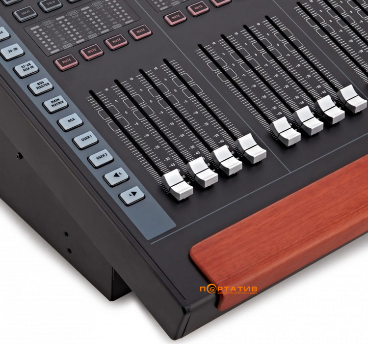 Мікшерний пульт Behringer WING Compact