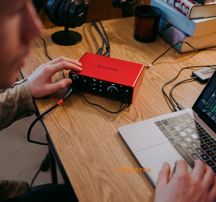Аудиоинтерфейс Focusrite Scarlett 4i4 (4Gen)