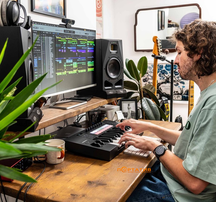 MIDI-клавіатура Novation LaunchKey Mini 37 MK4