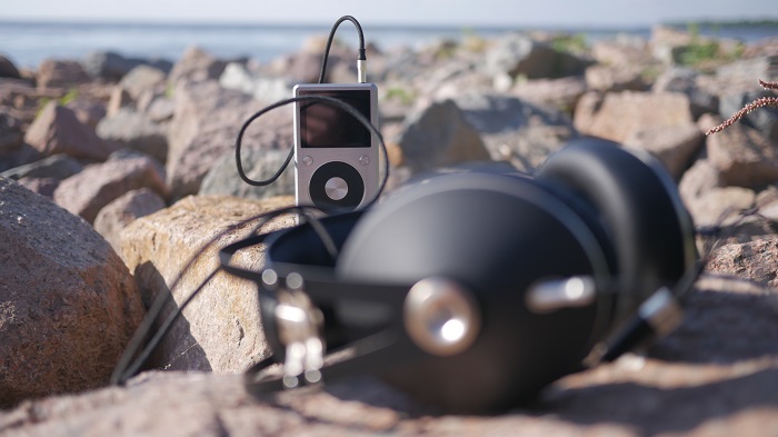 Красивое фото: больших наушников и аудио плеера на камнях возле моря